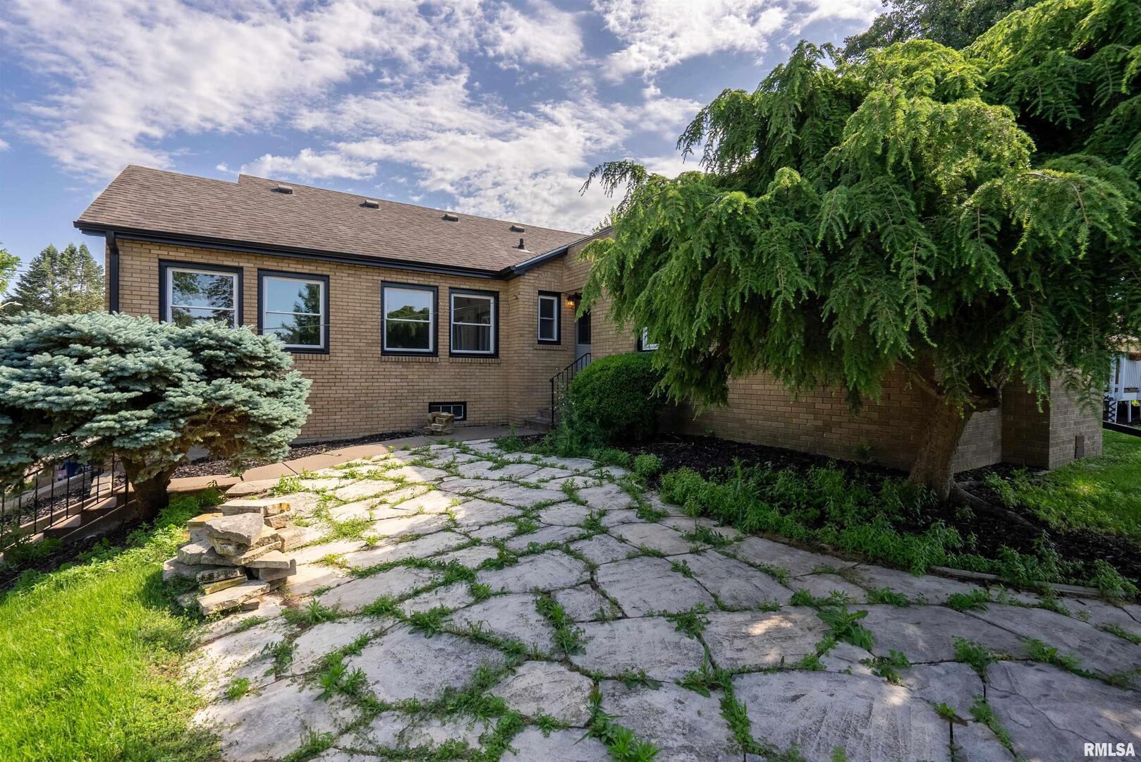 922 W LOMBARD Street