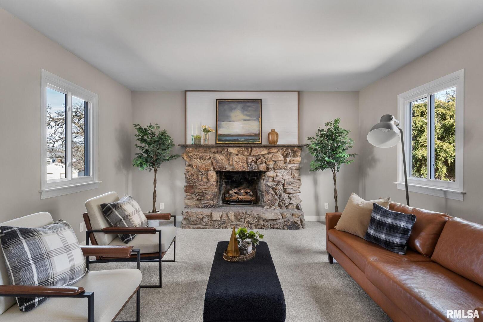 922 W LOMBARD Street