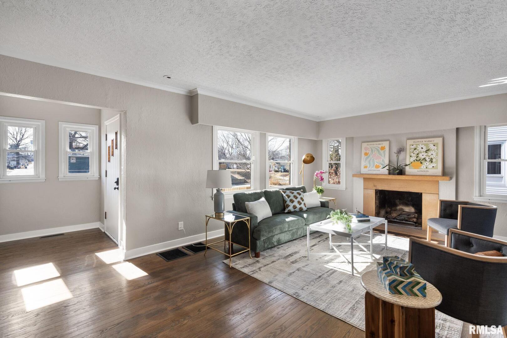 922 W LOMBARD Street