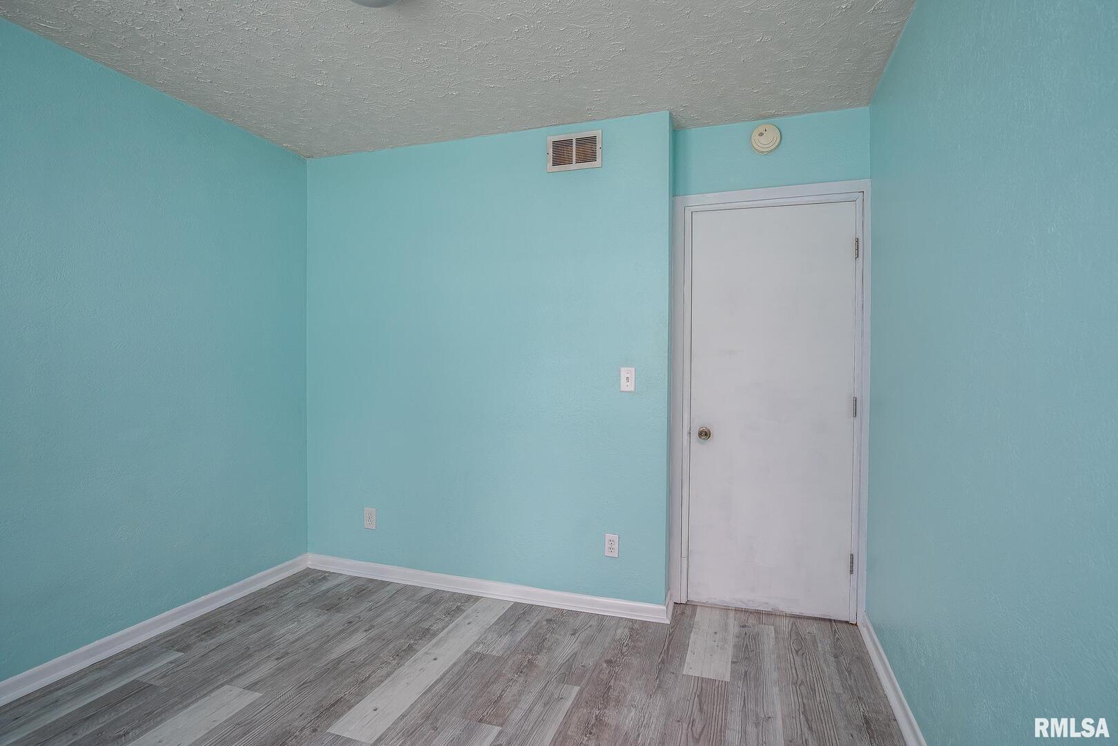 305 S 8TH Street