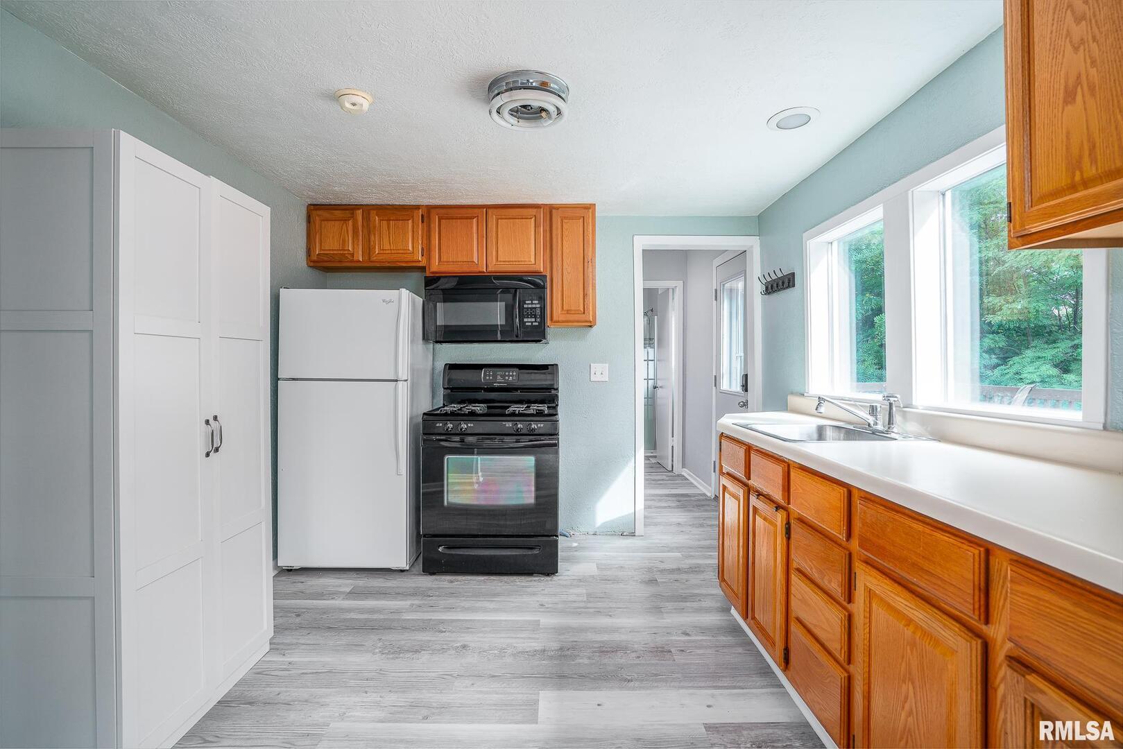305 S 8TH Street