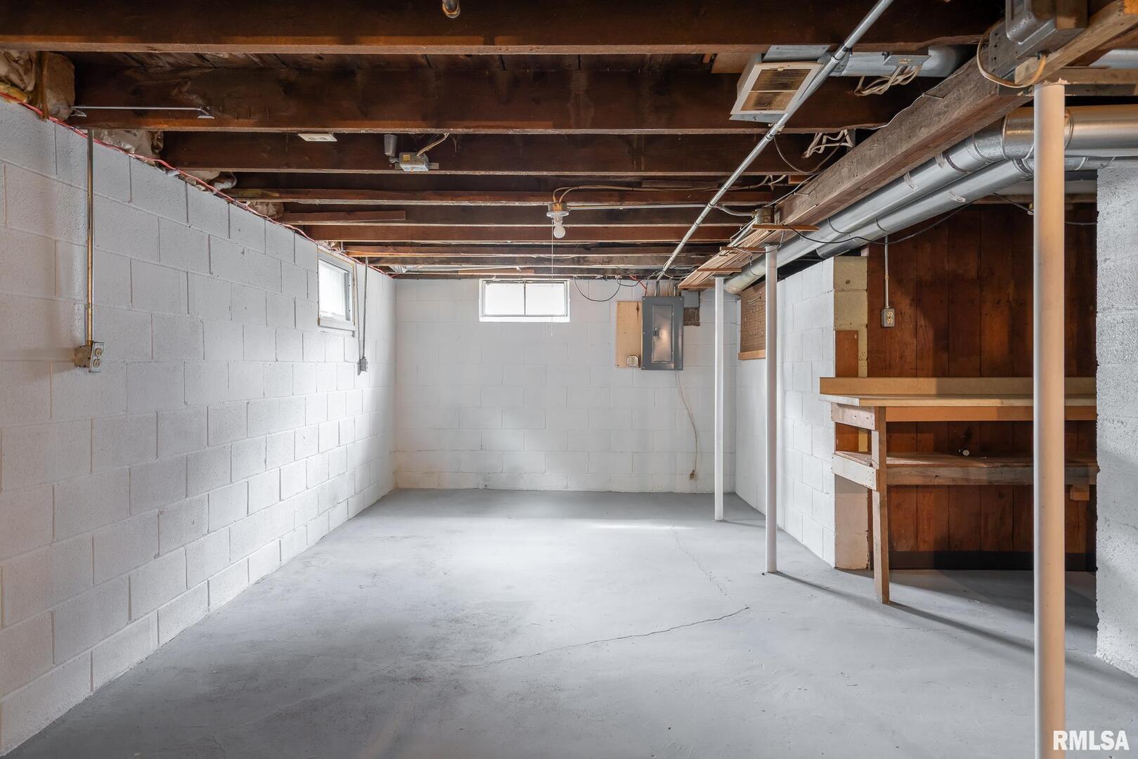 305 S 8TH Street