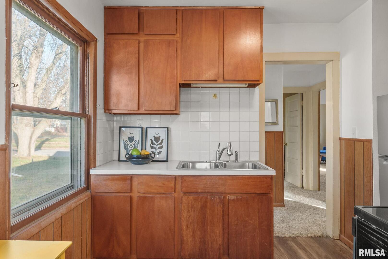 124 N ELMWOOD Avenue