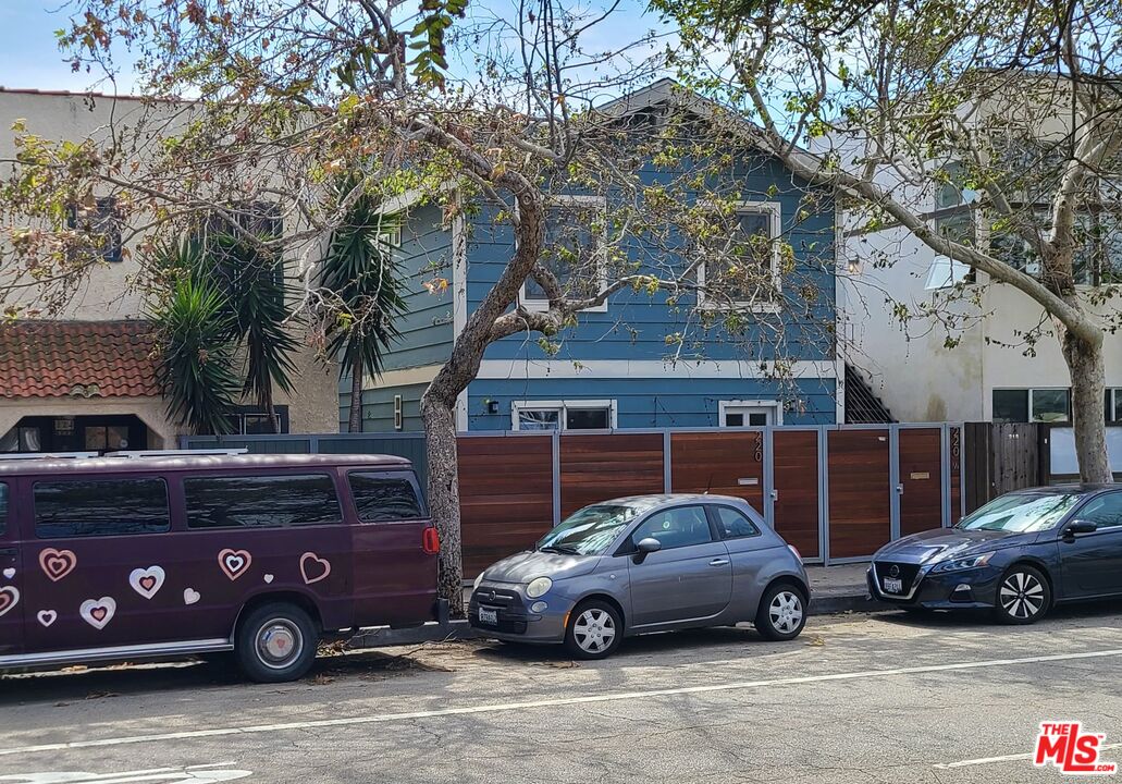 220 S Venice Blvd