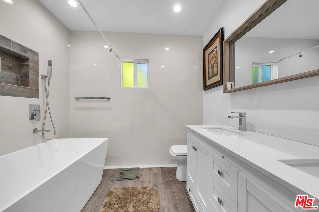 2845 S BARRINGTON AVE