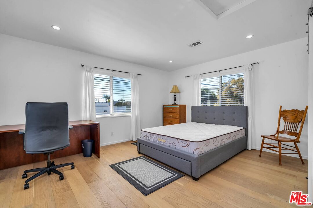 2845 S BARRINGTON AVE