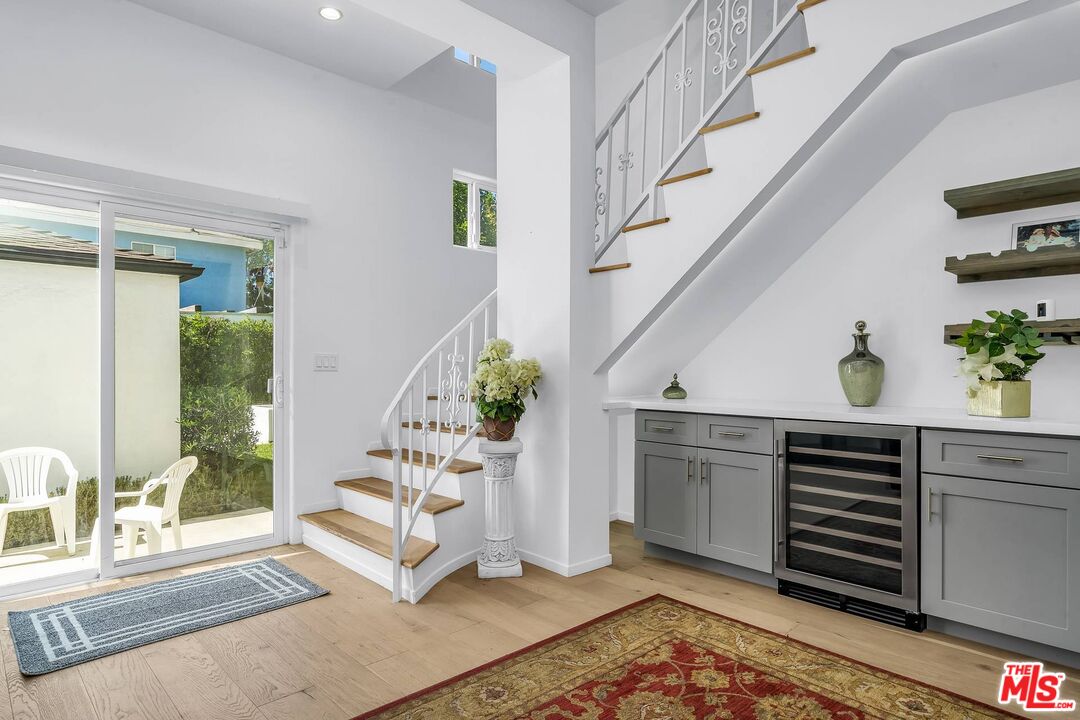 2845 S BARRINGTON AVE