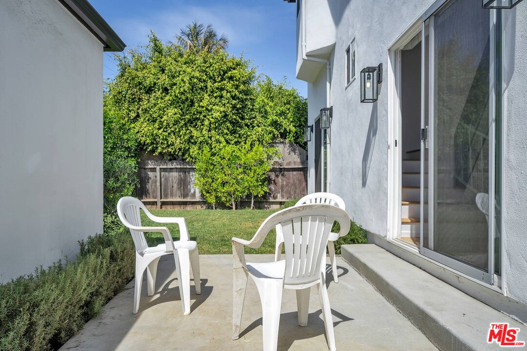 2845 S BARRINGTON AVE