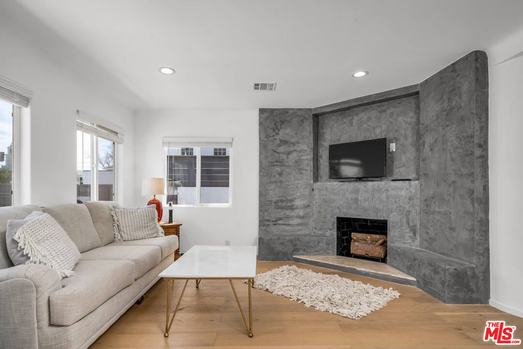 2845 S BARRINGTON AVE