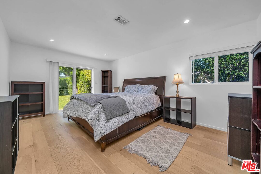 2845 S BARRINGTON AVE