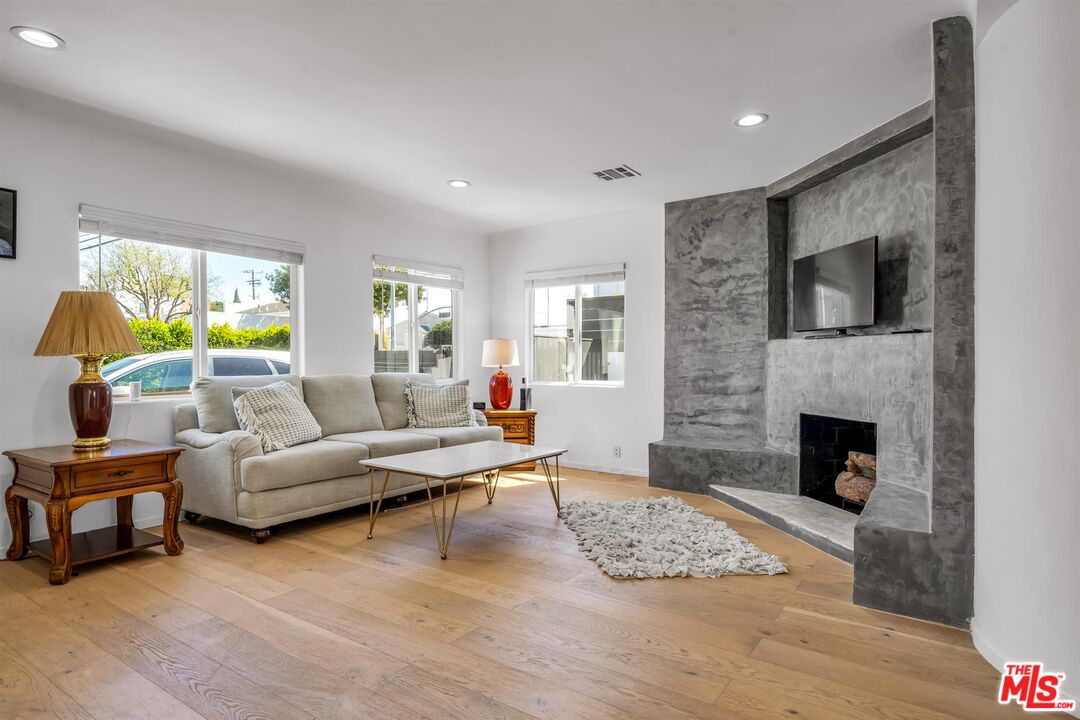 2845 S BARRINGTON AVE