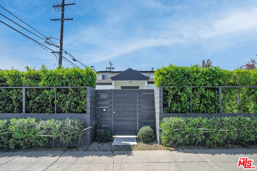 2845 S BARRINGTON AVE