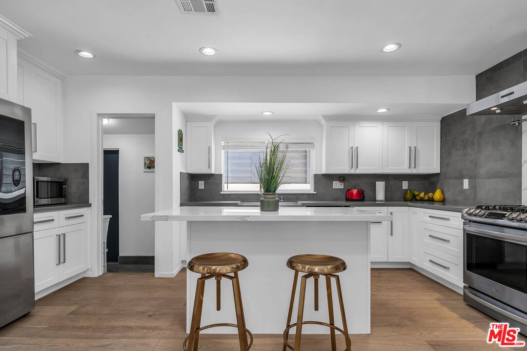 2845 S BARRINGTON AVE