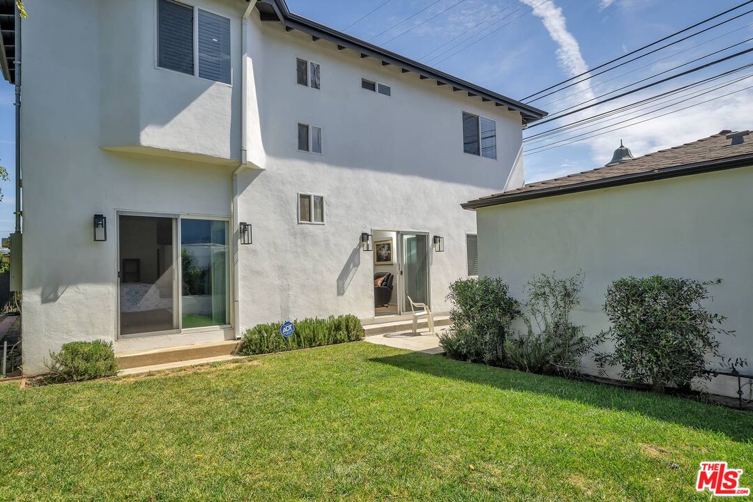 2845 S BARRINGTON AVE