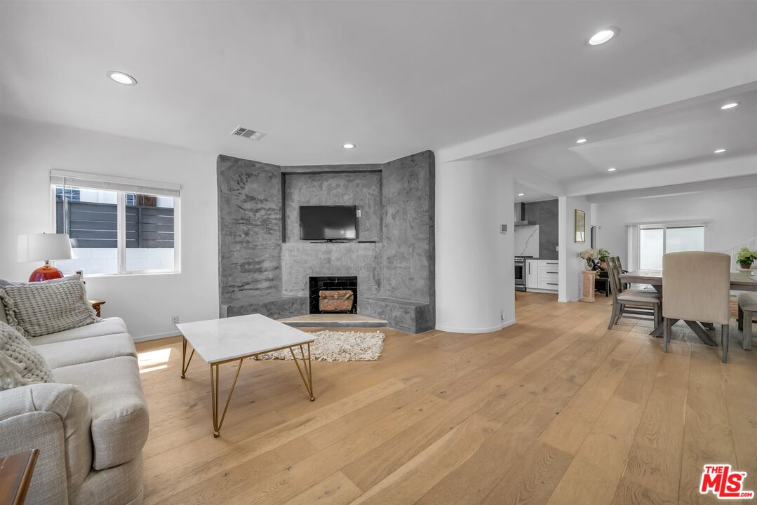 2845 S BARRINGTON AVE