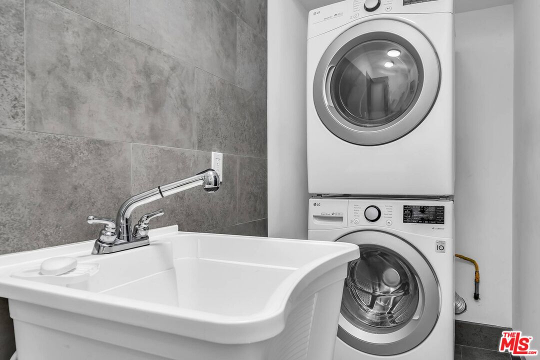 2845 S BARRINGTON AVE