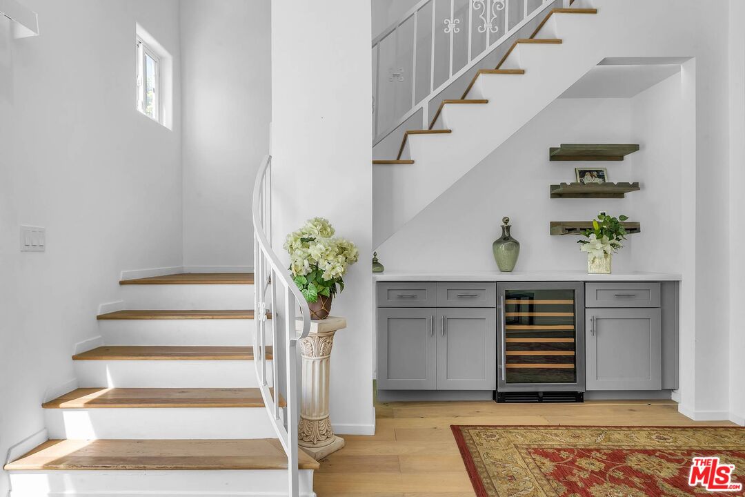 2845 S BARRINGTON AVE