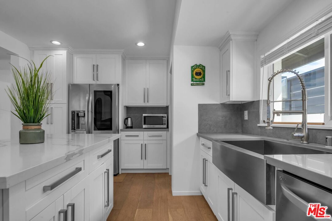 2845 S BARRINGTON AVE