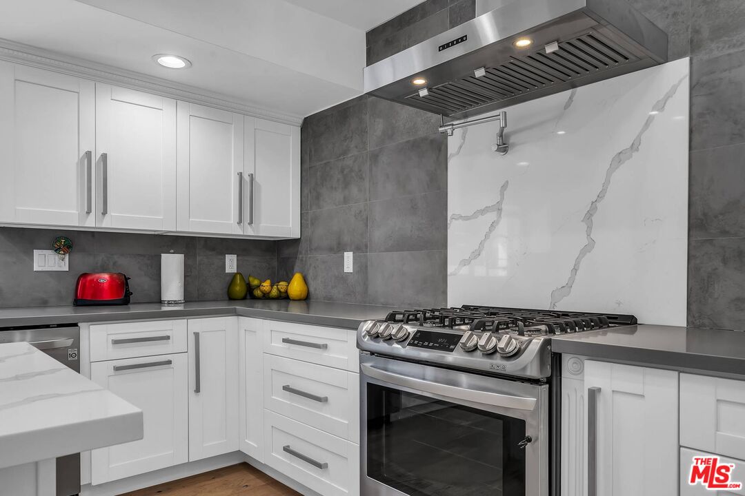 2845 S BARRINGTON AVE