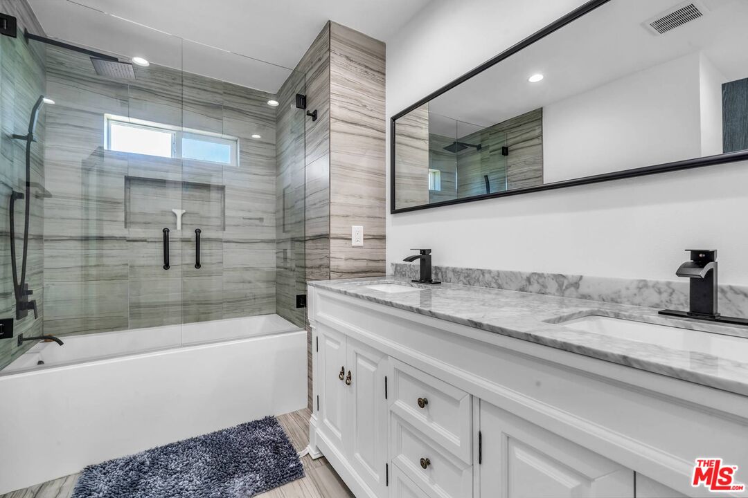 2845 S BARRINGTON AVE