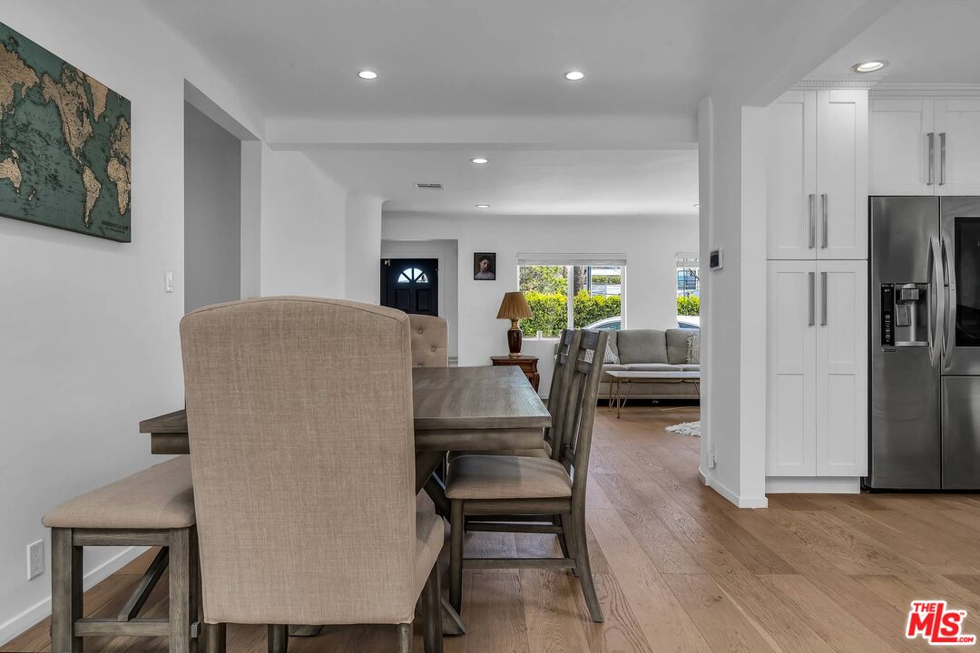 2845 S BARRINGTON AVE