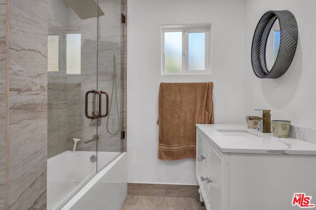 2845 S BARRINGTON AVE