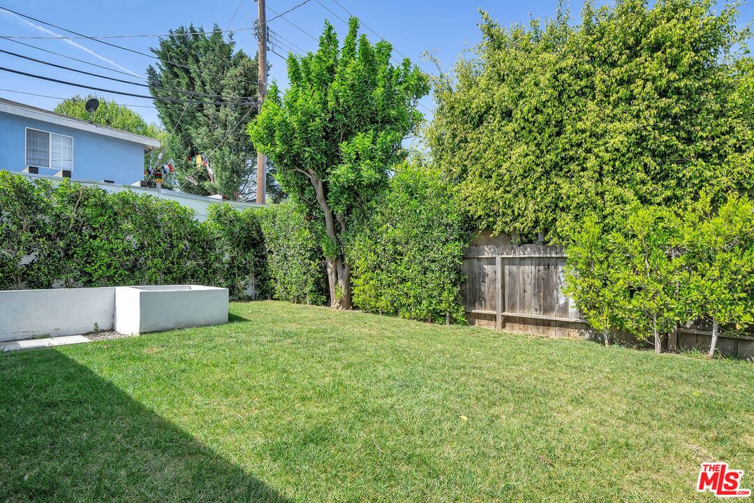 2845 S BARRINGTON AVE