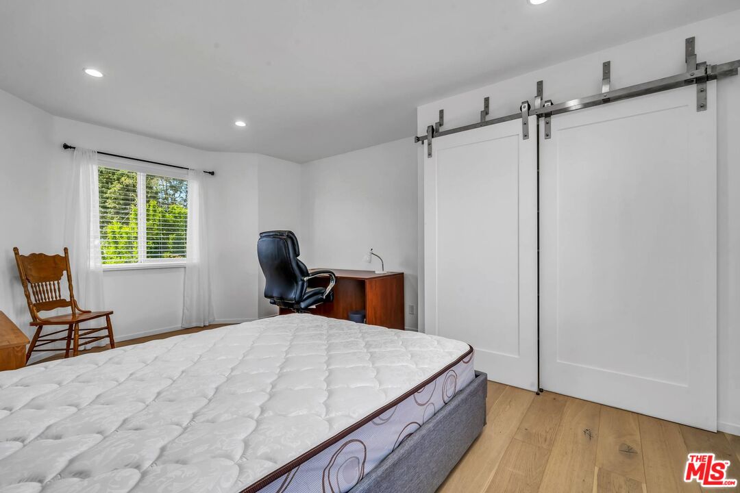 2845 S BARRINGTON AVE