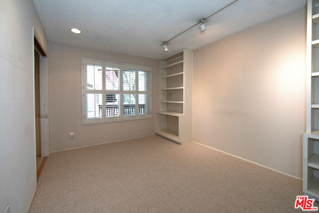 5650 Sumner Way Unit: 207