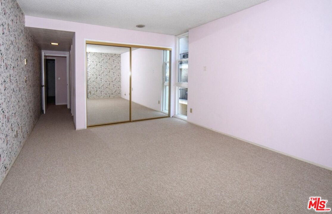 5650 Sumner Way Unit: 207