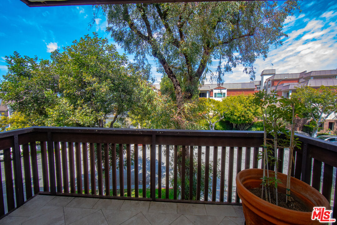 5650 Sumner Way Unit: 207