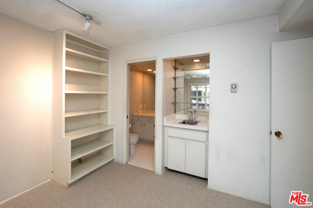 5650 Sumner Way Unit: 207