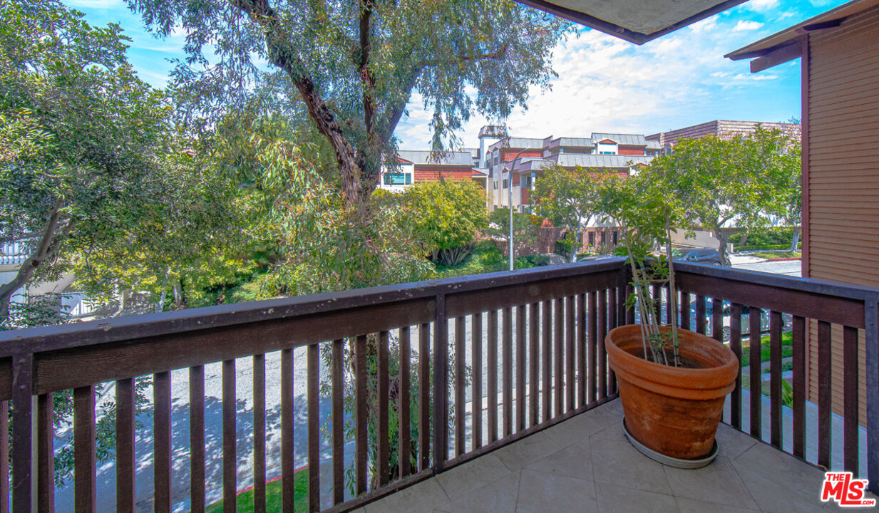 5650 Sumner Way Unit: 207