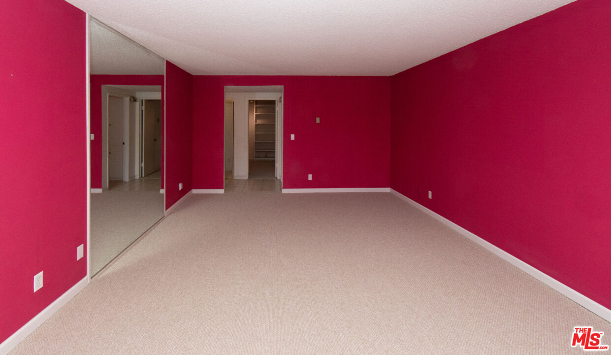 5650 Sumner Way Unit: 207