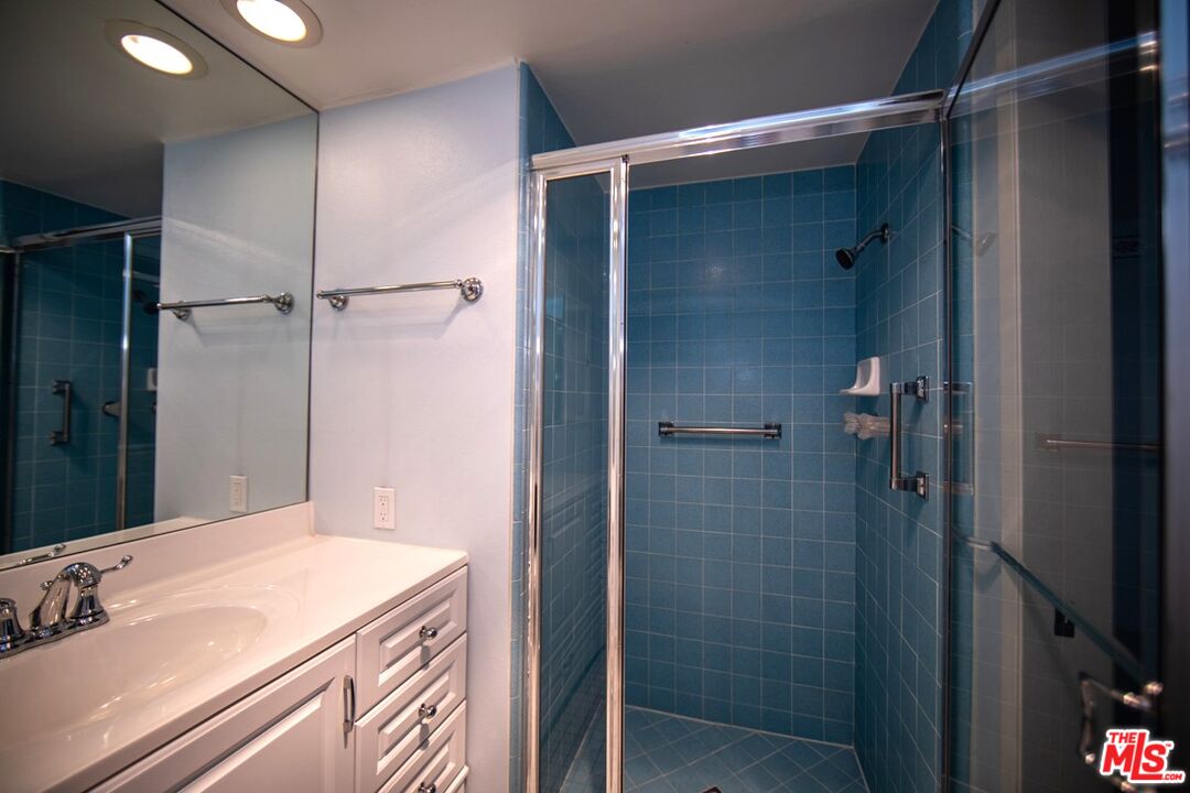 5650 Sumner Way Unit: 207