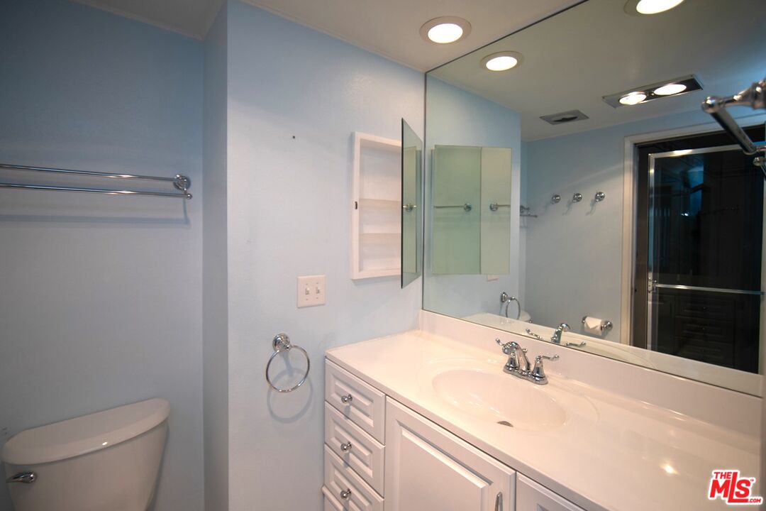 5650 Sumner Way Unit: 207