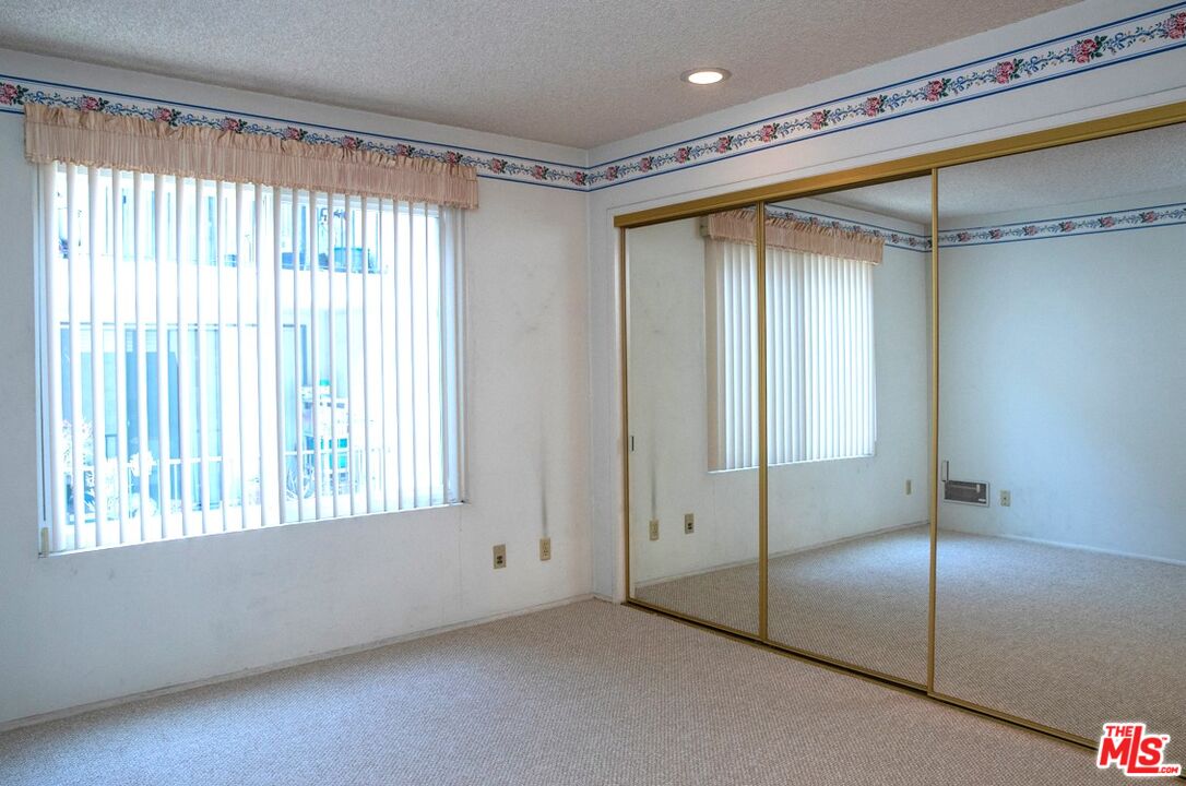 5650 Sumner Way Unit: 207