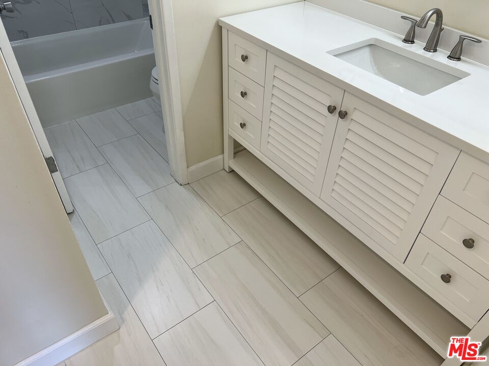 6050 Canterbury Dr Unit: F111
