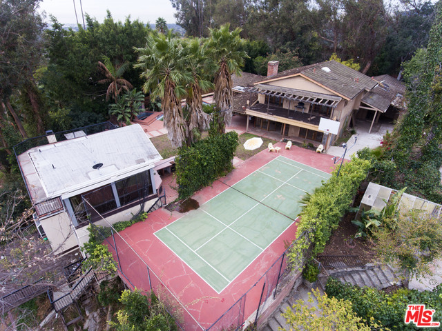860 LINDA FLORA DR