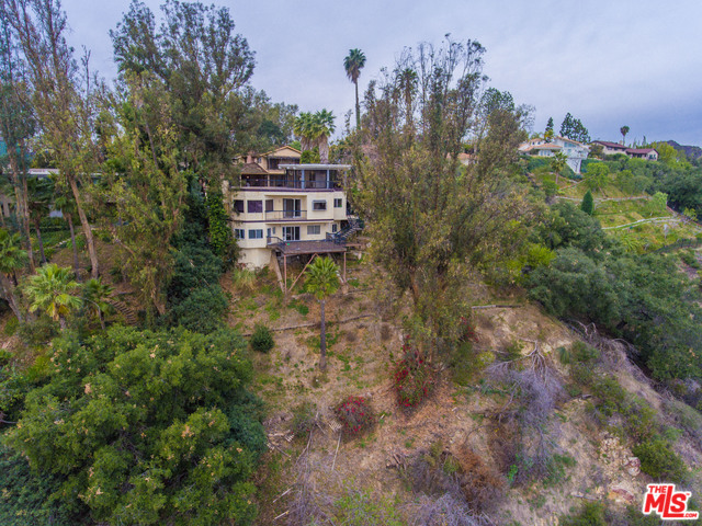 860 LINDA FLORA DR
