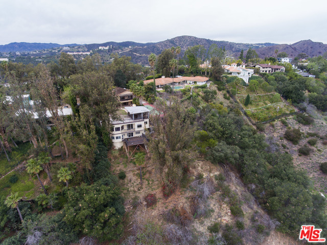 860 LINDA FLORA DR