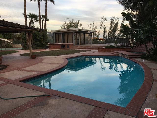 860 LINDA FLORA DR