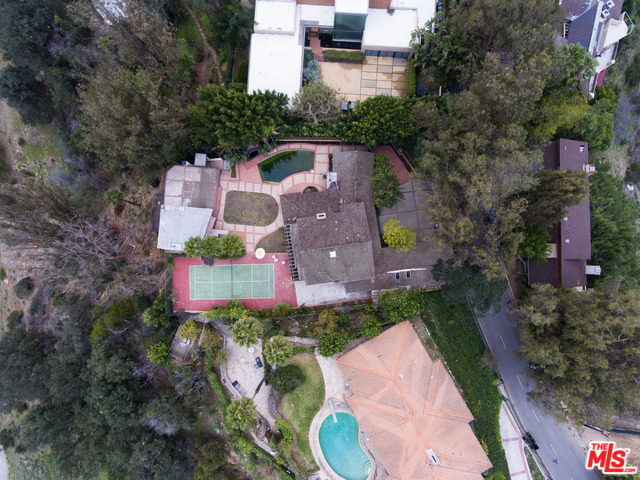 860 LINDA FLORA DR