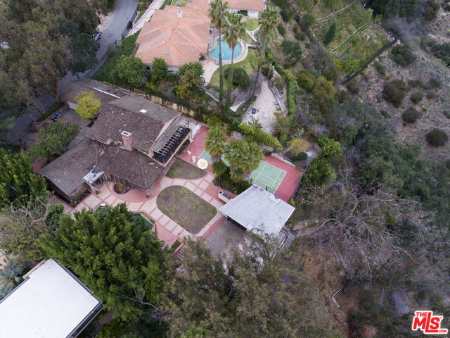860 LINDA FLORA DR