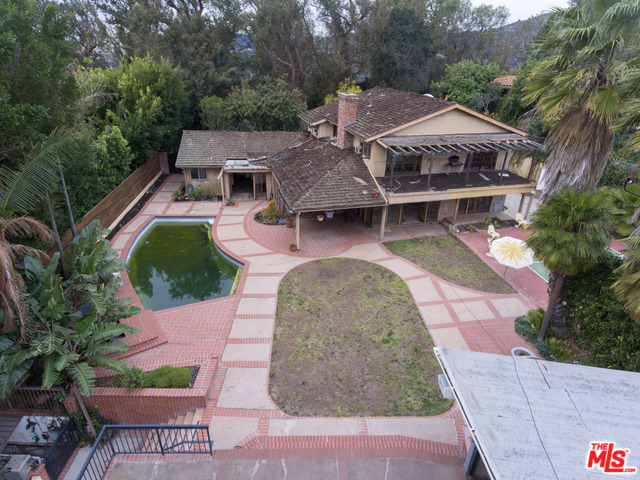 860 LINDA FLORA DR