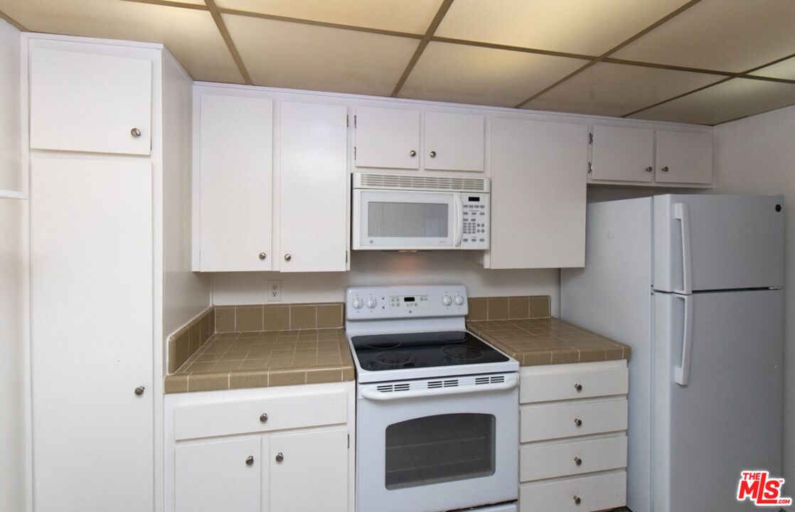 6250 Buckingham Pkwy Unit: 211