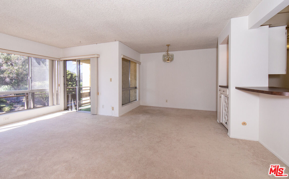 6250 Buckingham Pkwy Unit: 211