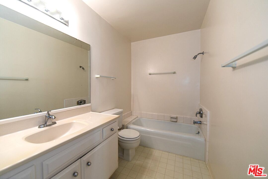 6250 Buckingham Pkwy Unit: 211