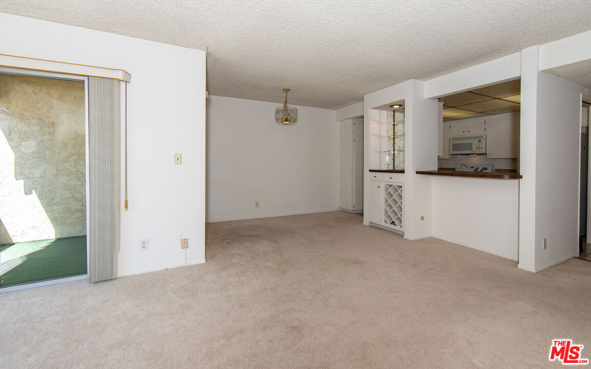 6250 Buckingham Pkwy Unit: 211