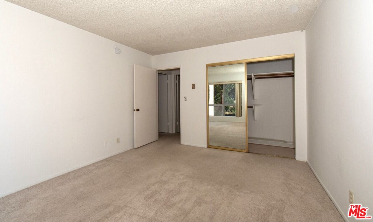 6250 Buckingham Pkwy Unit: 211